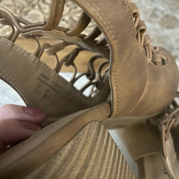 Call it Spring 7.5 heels - Picture 3 of 4